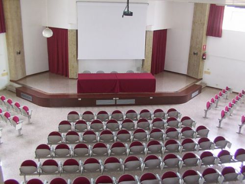 auditorium con videoproiezione