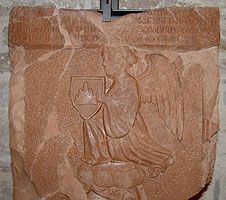 Rappresenta un angelo con in mano lo stemma della città di Gubbio. Ora simbolo del Museo Diocesano.