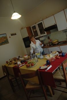 la prima colazione servita nella cucina comune a tutti gli ospiti