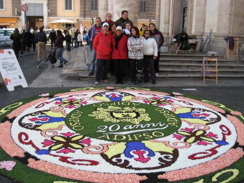 I maestri infioratori di Alatri con la loro opera realizzata in Piazza del Popolo a Roma