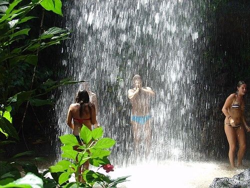 bagno sotto la cascata nel nord dell'isola