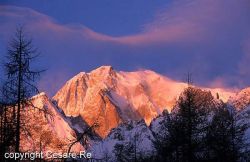Alba invernale sul Monte Bianco in Val Ferret