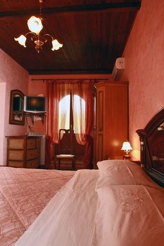 Dettaglio camera da letto arredata con dovizia di particolari, country house Trevi, umbria