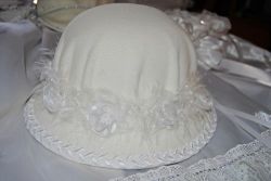 Cappello da battesimo in panno bianco 