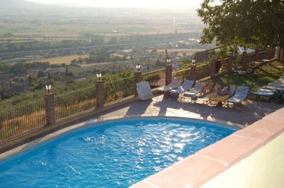 Piscina con lettini , vista panoramica: Country house trevi, Umbria