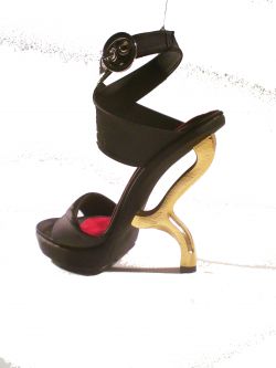 Sandalo in raso nero, con tacco alto 13 centimetri in metallo Gold.