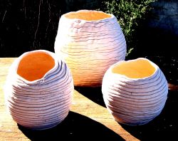 vasi al colombino in terra refrattaria realizzati durante il laboratorio di ceramica raku